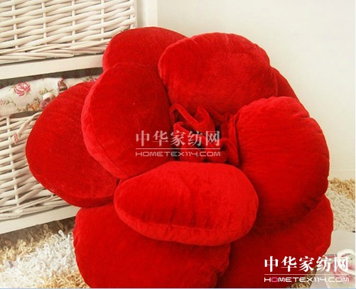 立體玫瑰抱枕營(yíng)造柔軟舒適生活