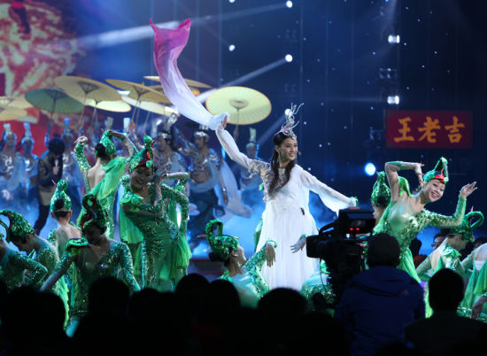 黃圣依唱越劇臨時(shí)相公蕭敬騰護(hù)花