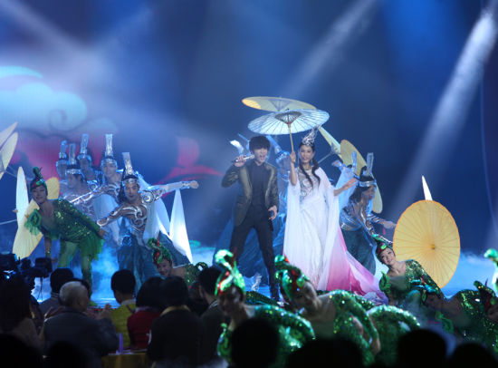 黃圣依唱越劇臨時(shí)相公蕭敬騰護(hù)花