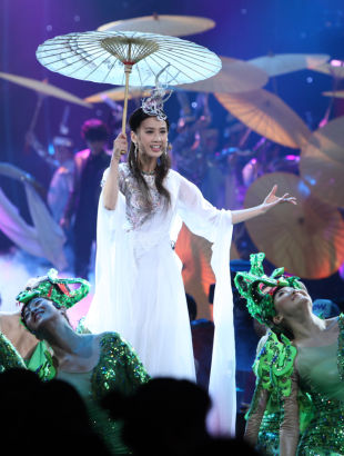 黃圣依唱越劇臨時(shí)相公蕭敬騰護(hù)花