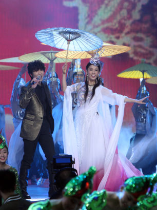 黃圣依唱越劇臨時(shí)相公蕭敬騰護(hù)花