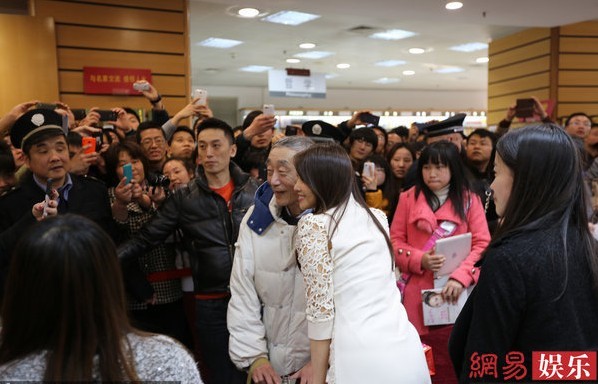 伊能靜新書(shū)簽售會(huì)熱擁爺爺粉絲