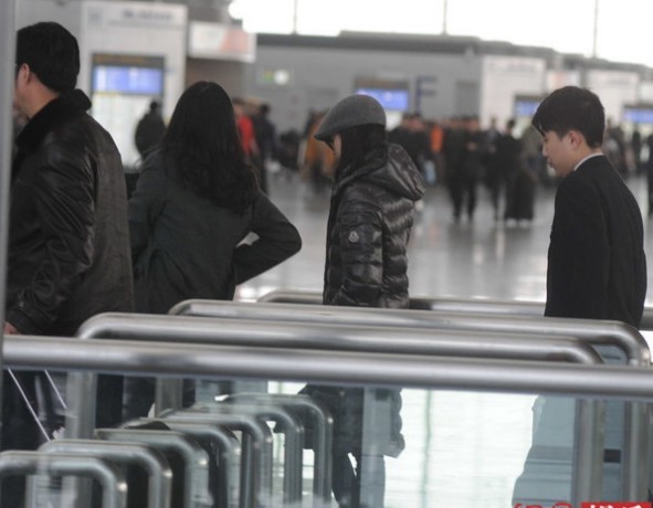 董潔現身機場見記者玩快閃