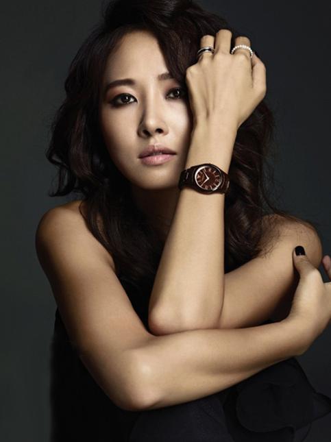 �λۆ���Ӣ��һ���n���ͱ��t��Ů��