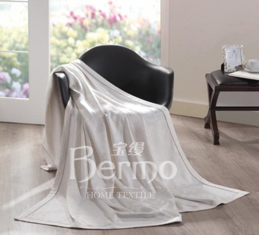 ���z�۳�ɫ  �ұ�������pӯ