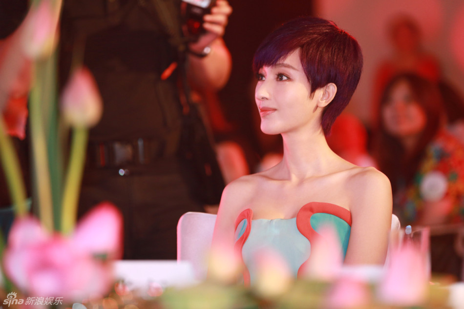 張儷抹胸連體褲亮相時尚活動