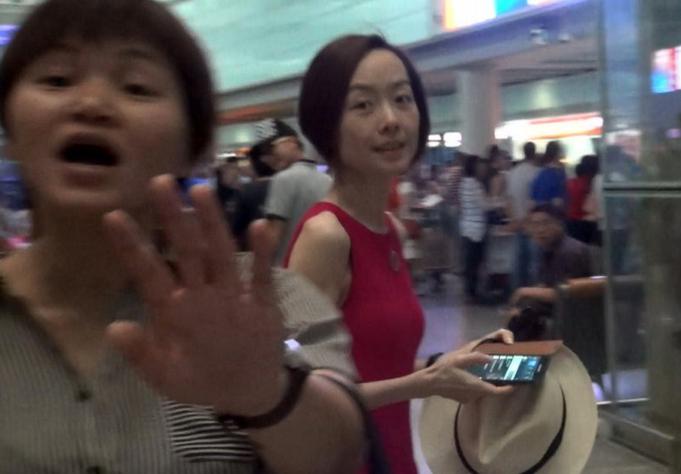 魯豫拒與粉絲合影 助理見狗仔怒指鏡頭