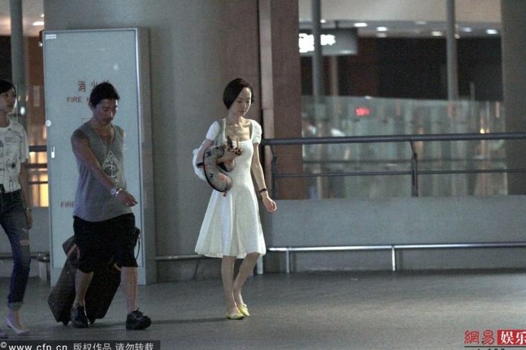 魯豫白裙現(xiàn)身機(jī)場(chǎng)