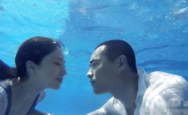 董璇高云翔慶結婚兩周年 海底擁吻