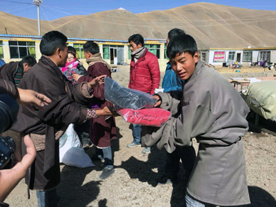 羅萊家紡愛傳西部“被”感溫暖捐贈物資現場報道(1)