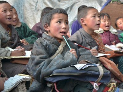 羅萊家紡愛傳西部“被”感溫暖捐贈物資現場報道(1)