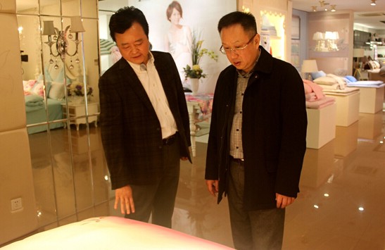 中國家紡行業協會會長楊兆華一行蒞臨堂皇集團視察調研