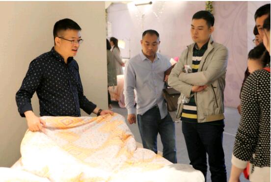 ���R���Ҽ�2017�ﶬ��Ʒ�l(f��)����(hu��)�A�M��Ļ