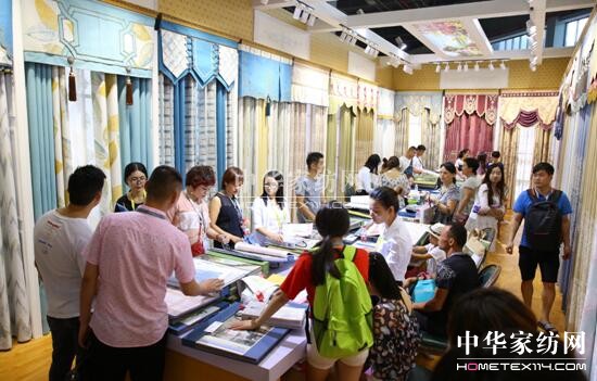 �ݳ޷�ɫ�����ؘ��L(f��ng)�R��ꇲ�ˇ�󿧂������ڼҼ�չ�����ݕr�д�